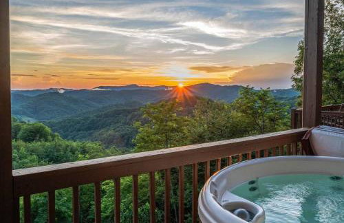 4BR Cabin with Ski Resort, Mtn Views & Hot Tub - Foto 32