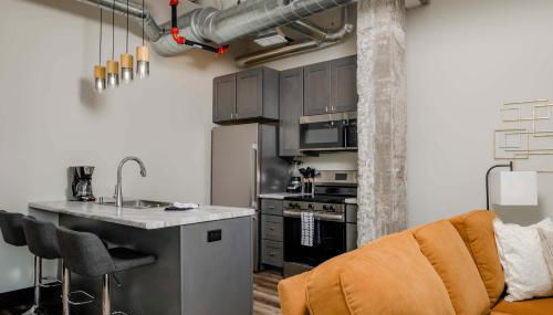 Modern City View 1BR Apartment with Office - free parking - Foto 3