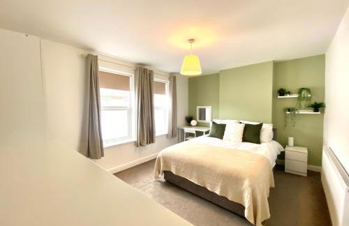 Rushden - Spacious House and Garden, Free Parking, TV, Sleeps 8 Guests - Foto 1