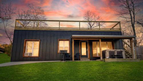 This is IT Cabin with a hot tub fire pit & indoor pool - Foto 2