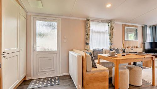 Rated Superb - Award-Winning Family Holiday Park - Live Shows, Themed Events, and Activities for All Ages, Day and Night - WiFi, Netflix, Linens - Gym, Sauna - Spotless, Quiet, Secluded, Parking - Restaurant, Shop, Bar - Foto 5