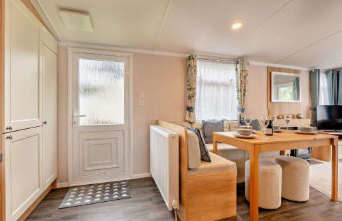 Rated Superb - Award-Winning Family Holiday Park - Live Shows, Themed Events, and Activities for All Ages, Day and Night - WiFi, Netflix, Linens - Gym, Sauna - Spotless, Quiet, Secluded, Parking - Restaurant, Shop, Bar - Foto 5