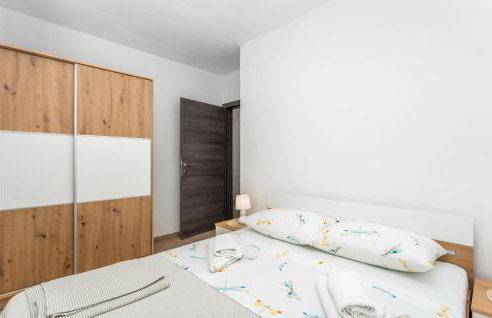 Stunning Apartment In Mladenici - Photo 14