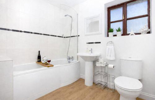 Detached House - Prime Location - Free Parking, Fast Wifi and Smart TVs with Sky TV and Netflix by Yoko Property - Photo 7