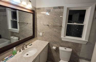 Spacious 4BR Home w Pool • Family Friendly - Foto 14