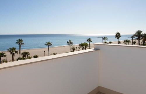 Precioso apartamento frente a la playa con piscina - Foto 12