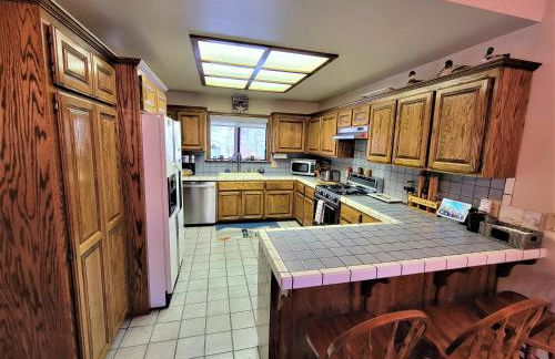 Four Seasons Getaway-Private Hot Spa with Pine Tree Views-Walk to Village and Pineknot Trailhead-Plus King Bed! - Photo 20