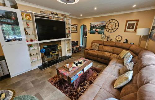 Stunning 4 bed house with huge garden and parking - Foto 1