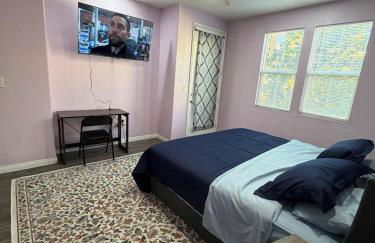 Private and Stylish 3Bdrm 3Ba Townhome, Gated Patio, King Bed, Spacious, Free Parking, Available now - Foto 16