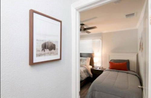 Charming 2BR Condo with Onsite Parking Included - Foto 20