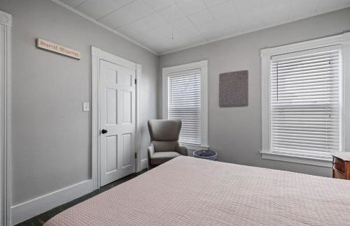 Stylish First Floor Apartment w Private Front Porch - Photo 15