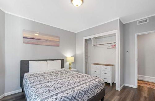 Escape to Raleigh Ave Glamour - Steps to the Beach - Foto 16