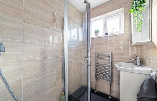 Arte Stays - 3-Bedroom Bright House London, Haggerston, Garden, Parking, 8 min walk to Haggerston Station, weekly or monthly stays, serviced accommodation - 7 guests - Foto 23