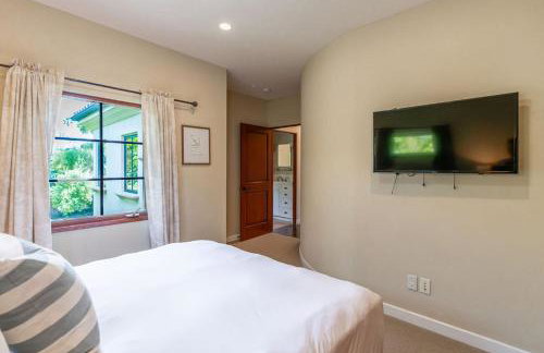 Mediterranean Beauty with Rooftop Deck and Views - Foto 35