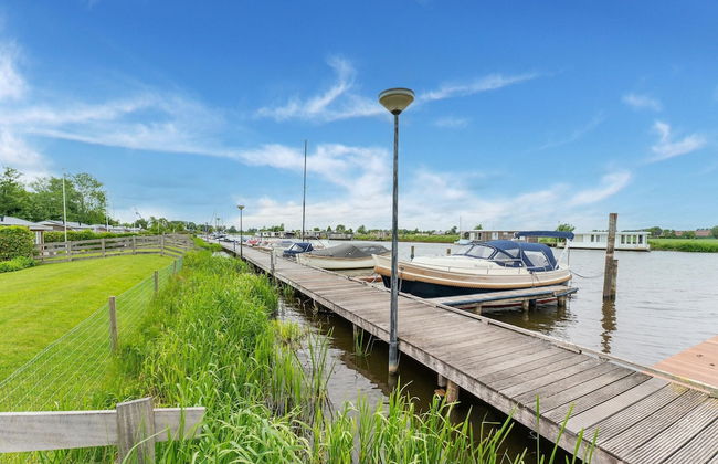 Relaxing Holiday Chalet by the Water in Grou - Foto 33