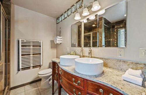 Rustic 5BR Escape with Private Hot Tub 25min to Park City - Foto 23