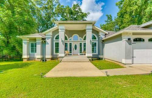 Riverfront Retreat with Fire Pit and Deck - Foto 2