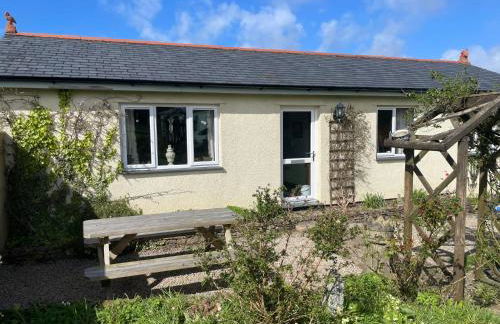 Honeycomb Cottage - a quiet, charming, cosy retreat in the countryside only 2 miles from one of Cornwall's best beaches - Photo 19