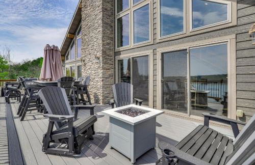 Lavish Retreat with Decks, Steps to Table Rock Lake! - Foto 35