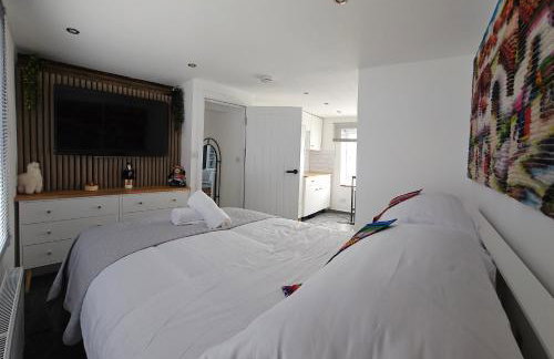 Spacious 4-Bed Home Free Parking, Private Garden - EcuaStay - Foto 16