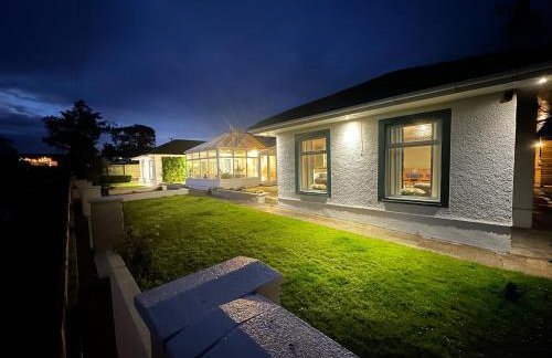 Alton Villa, Sleeps 12, Great for Families, Undercover Hotub & Games Room - Foto 1