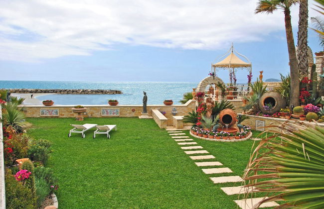 Villa Venus on the Beach - Photo 25