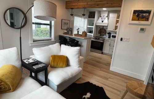 Walk to Best Eats and Shops and Stay in Style - Photo 11