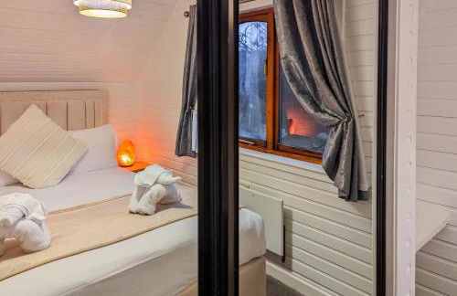 Boann 5 - Hot Tub-Hunting Tower Lodges-Luxury-Families-Romantic - Photo 15