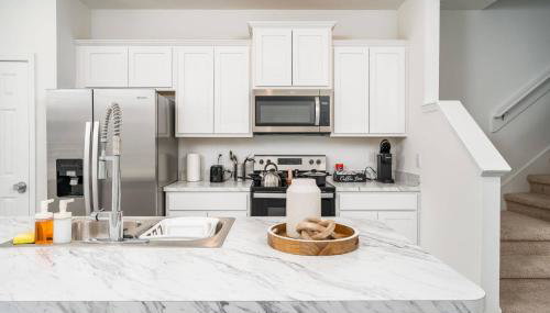 Stylish & Chic 2BR Townhome | Close 2 Bch. - Foto 2