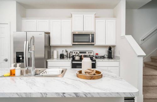 Stylish & Chic 2BR Townhome | Close 2 Bch. - Foto 2