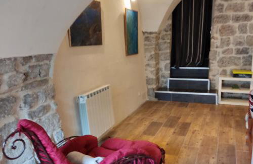 maison pierre et voûte au cœur du village - Photo 25