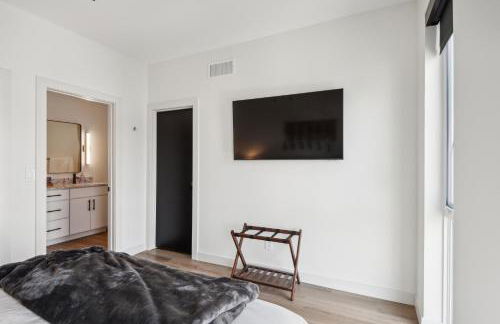 New Modern Townhome With Rooftop Patio 2 Bedroom Townhouse by RedAwning - Photo 33