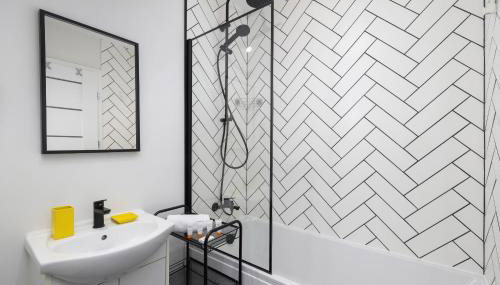 City Center One-Bedroom Apartment with Bathtub by Noclegi Renters - Foto 5