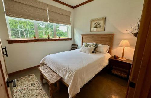 Whispering Pines Retreat, Secluded Cabin with Hot Tub & Pond - Foto 5