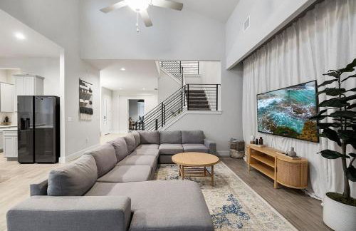 Luxe Modern 4B House with Office 20 min to DT - Foto 1