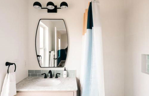 Colorful Sunnyside Escape - Walk to Dining & Parks - Foto 42