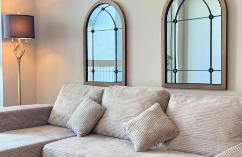 Upscale Escape 10 Min from Disneyland With Pool & Gym - Foto 45