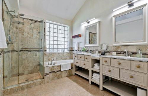 Modern 4BR Home w WiFi by Dell Diamond - Photo 30