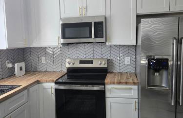 Modern B&W Coastal Retreat 2BR 2BA and Laundry - Foto 15