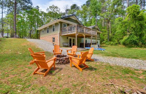 Waterfront Townville Home with Hot Tub and Dock! - Foto 1