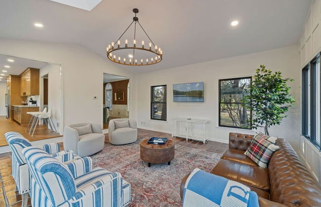 Elegant Spring Stay on Peaceful Retreat - Photo 22