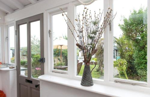 Lovely Cottage by Coastal Footpath & Surf Beaches! - Photo 12