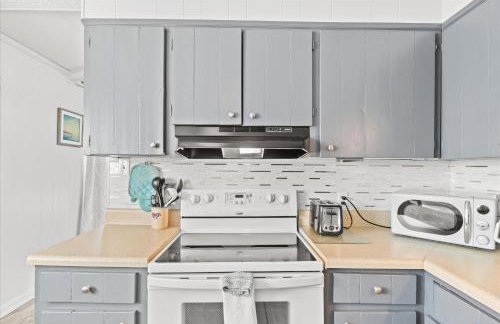 Beachy Getaway - Cozy and Secluded Lodge Home - Foto 2