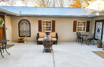 Villa Serena Tuscan Theme home with a HIDDEN lounge, fire pit, lawn games, creek - Foto 6