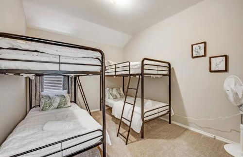 Heart of Grand Prairie 4BD with Pool & Game Room - Foto 29