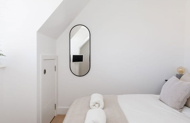 Gorgeous Home for 12 - Walk to Beach - Sea View - Photo 32