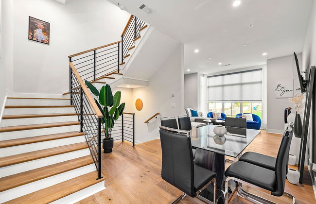 Stylish Midtown Home w Rooftop Views by Silverx - Foto 31