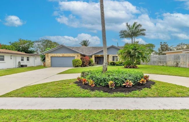 Family-friendly 5BR Home w/ Heated Pool & Parking - Foto 25