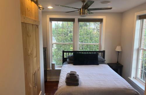 Sun-filled Capitol Hill home w/ parking & roofdeck - Photo 18