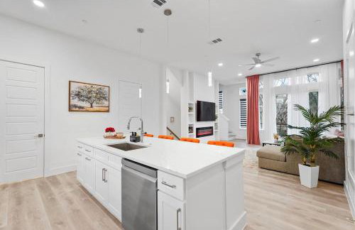 Modern 2BR l Pet-Friendly l Private Baths - Foto 27